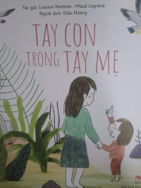 Image of Tay con trong tay mẹ